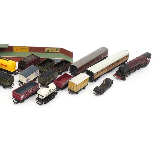 1168 - Hornby OO gauge model railway, some tinplate, including LNER 9596 locomotive with tender and 8509 lo... 