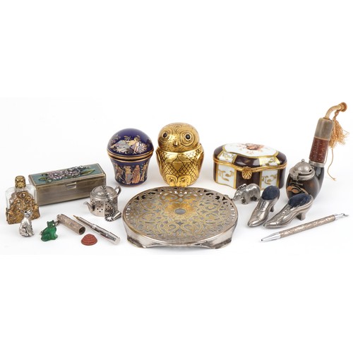 2534 - Antique and later sundry items including a Limoges trinket box decorated with a squirrel, carved Bav... 