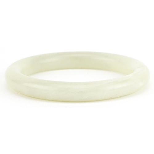 3582 - Chinese white jade bangle, 7.5cm in diameter, 41.5g