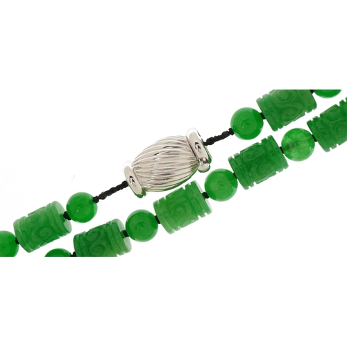 3150 - Chinese carved green jade necklace with 18ct white gold clasp, the cylindrical beads each approximat... 