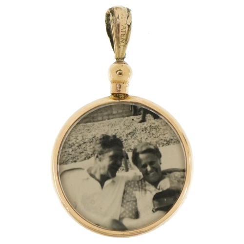 3670 - 9ct gold open locket with swivelling ball suspension loop, 3.2cm high, 3.2g