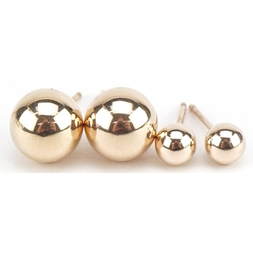 3669 - Two pairs of 9ct gold ball stud earrings, 7mm and 4mm in diameter, 0.7g