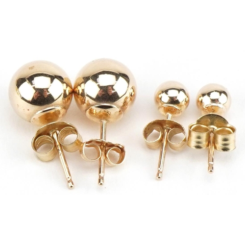 3669 - Two pairs of 9ct gold ball stud earrings, 7mm and 4mm in diameter, 0.7g