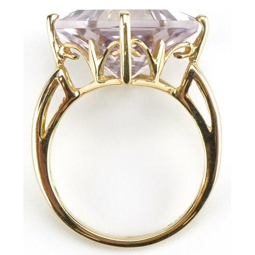 3189 - 9ct gold princess cut pink topaz ring, size K, 3.5g