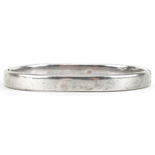 3696 - Heavy silver hinged bangle, 7cm wide, 37.0g