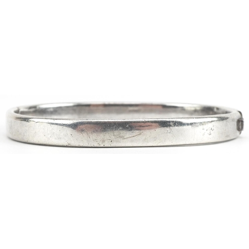 3696 - Heavy silver hinged bangle, 7cm wide, 37.0g