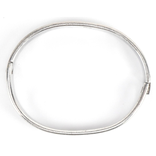 3696 - Heavy silver hinged bangle, 7cm wide, 37.0g