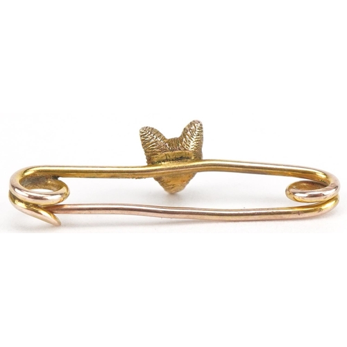 3345 - Unmarked gold fox head bar brooch, tests as 9ct gold, 2.5cm wide, 1.0g