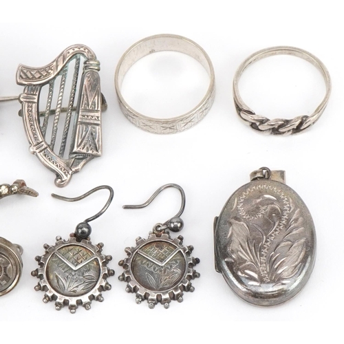 3619 - Antique and later jewellery including Victorian aesthetic brooch and earrings, paste set brooches an... 