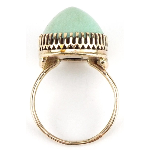 3086 - Unmarked gold green hardstone ring, tests as 9ct gold, size R, 8.6g