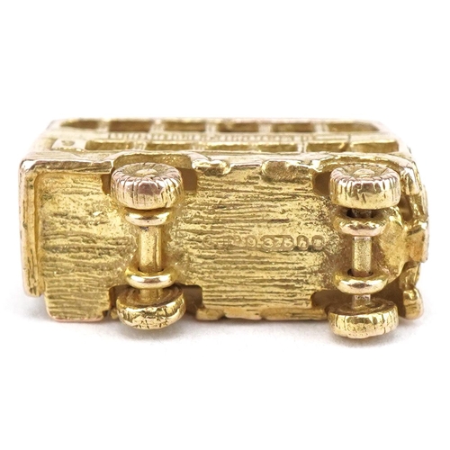 2030 - 9ct gold double decker bus charm with rotating wheels, 1.7cm wide, 3.7g