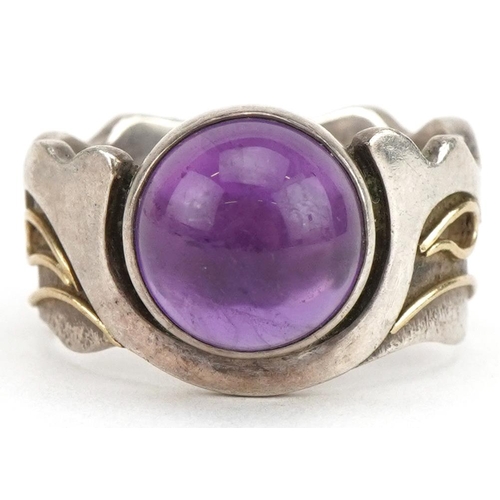 2709 - Modernist silver and gold cabochon amethyst ring, size P, 6.8g