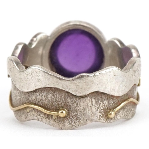 2709 - Modernist silver and gold cabochon amethyst ring, size P, 6.8g