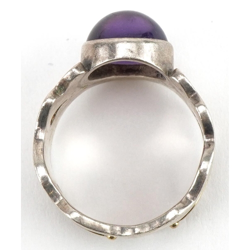 2709 - Modernist silver and gold cabochon amethyst ring, size P, 6.8g