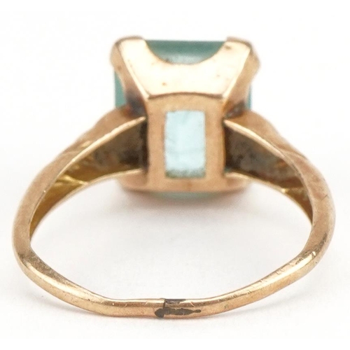 2641 - 9ct gold blue stone ring with engraved shoulders, size H, 1.6g