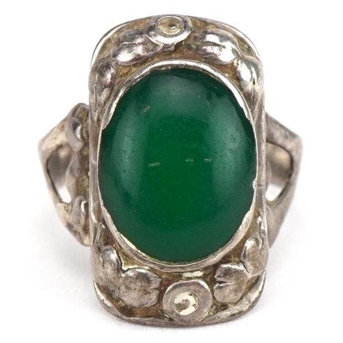 2785 - Embossed silver cabochon green hardstone ring with pierced love heart shoulders, size J, 3.9g