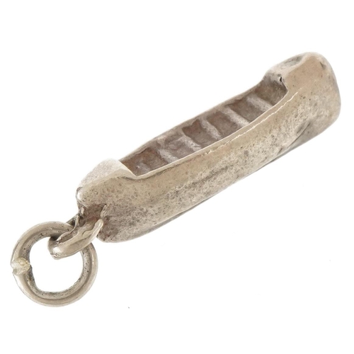 2635 - Unmarked silver kayak charm, 2.2cm in length, 3.1g