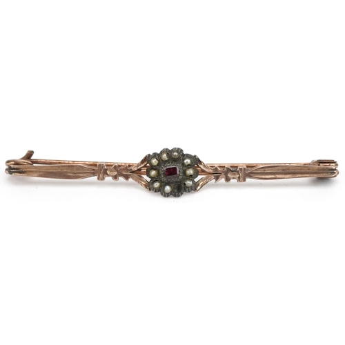 2722 - Unmarked yellow and white metal garnet and seed pearl bar brooch, 6cm wide, 3.6g