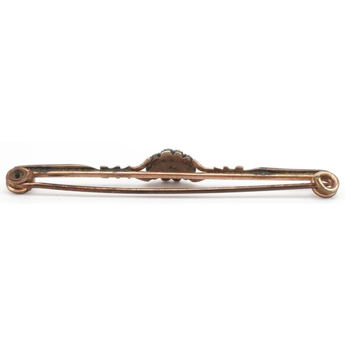 2722 - Unmarked yellow and white metal garnet and seed pearl bar brooch, 6cm wide, 3.6g