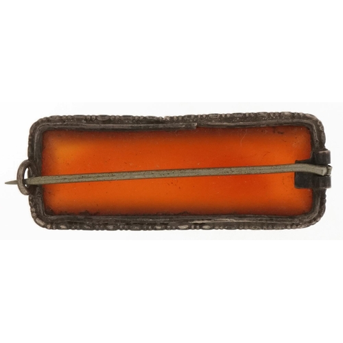 2690 - Unmarked silver carnelian brooch, 3.5cm wide, 5.6g