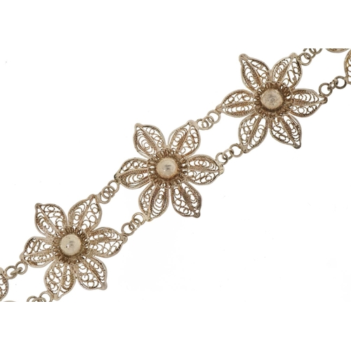 2786 - Unmarked silver flower head bracelet, 18cm in length, 13.8g