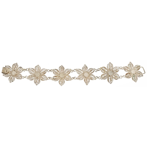 2786 - Unmarked silver flower head bracelet, 18cm in length, 13.8g