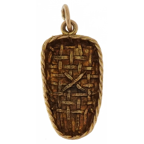 2565 - 9ct gold wicker basket charm, 2.4cm high, 2.7g