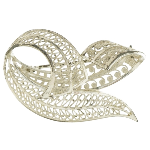 2650 - 835 grade silver filigree leaf brooch, 4cm wide, 6.1g