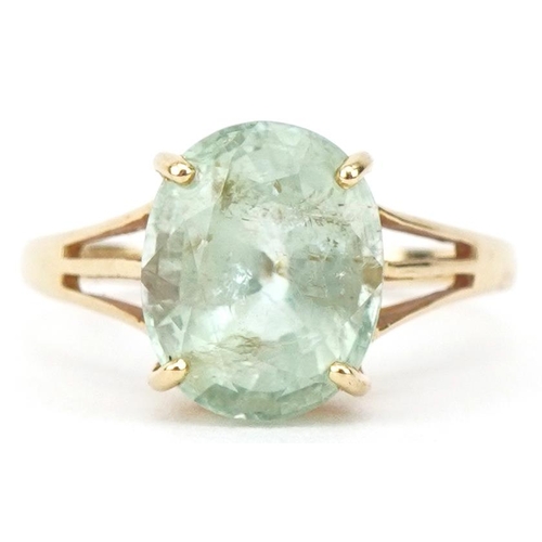 2077 - 18ct gold green tourmaline solitaire ring with split shoulders, the tourmaline approximately 3.80 ca... 