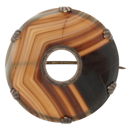 2794 - Scottish agate brooch with white metal mounts, 4.5cm in diameter, 16.5g