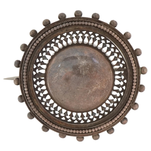 2769 - Victorian aesthetic unmarked silver brooch, 3.5cm in diameter, 7.8g