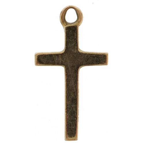 2652 - 9ct gold engraved cross charm, 1.5cm high, 0.4g