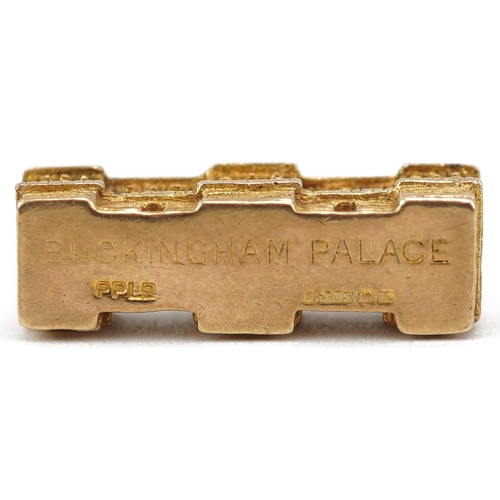 2051 - 9ct gold Buckingham Palace charm, 1.8cm wide, 3.2g