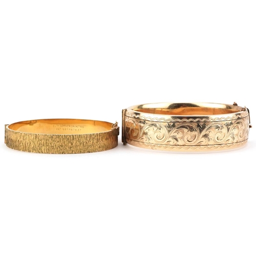 2752 - Two 9ct gold metal core hinged bangles, one with engraved decoration, the largest 7cm in diameter, t... 