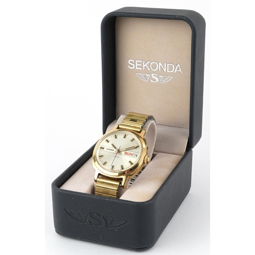 2804 - Sekonda, gentlemen's manual wristwatch with day date aperture and box, the case numbered 720391, 36m... 