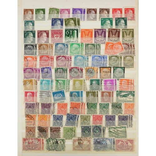 1465 - World stamps arranged in eight albums including Canada and France