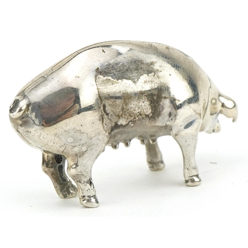 1109 - Elizabeth II silver model of a pig, London 1990, 4.3cm in length, 19.5g