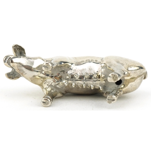 1109 - Elizabeth II silver model of a pig, London 1990, 4.3cm in length, 19.5g