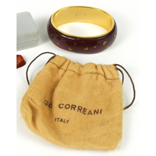 1125 - Jewellery and objects including an Italian Ugo Correani enamelled bangle and silver and amber letter... 