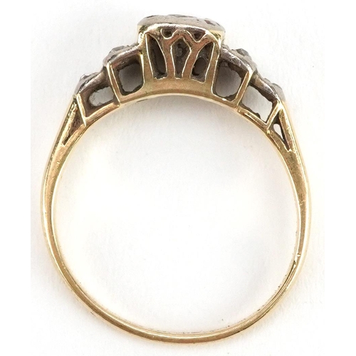 2048 - Art Deco 18ct gold diamond ring with stepped shoulders, the central diamond approximately 0.11 carat... 