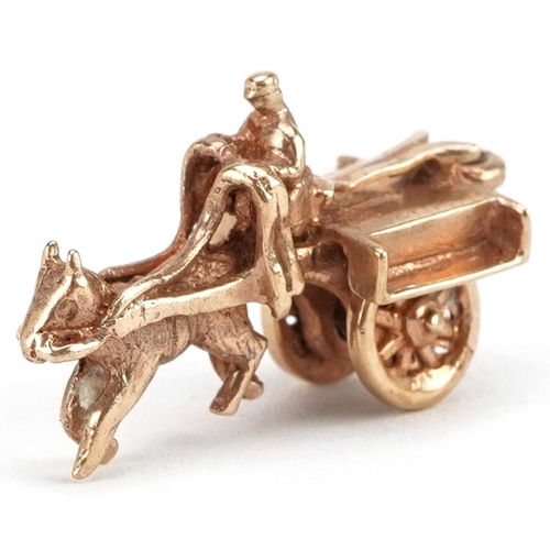 2068 - 9ct gold horse-drawn cart charm with rotating wheels, 2.4cm wide, 3.2g