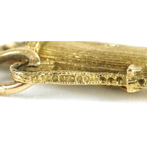 2710 - 9ct gold golf club and caddy charm, 2.1cm high, 2.2g