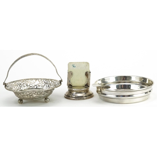 224 - Edwardian and later silver objects including sweetmeat dish with swing handle and desk calendar, the... 