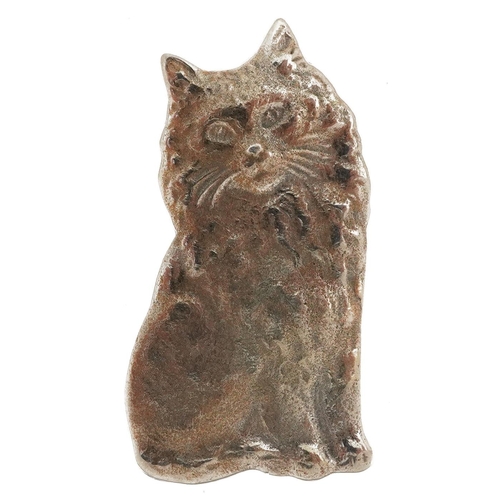 2698 - Sterling silver seated cat brooch, 3cm high, 4.7g