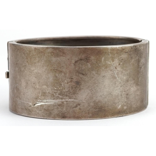 2761 - Large George V floral engraved hinged bangle, Birmingham 1933, 6.5cm wide x 3.2cm high, 42.8g