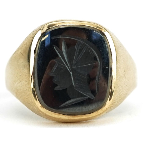 2665 - 9ct gold intaglio seal ring carved with a gladiator head, size W, 4.9g