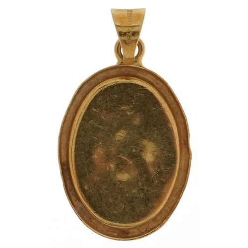 2591 - 18ct gold oval pendant, 2.5cm high, 0.9g