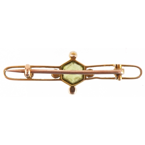 2123 - Edwardian 15ct gold peridot and seed pearl bar brooch, 3.5cm wide, 2.4g