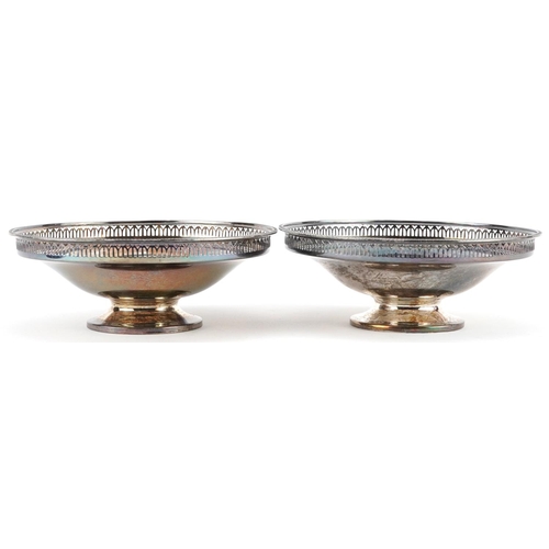 175 - Elkington & Co, pair of George V circular silver bonbon dishes with pierced rims, Birmingham 1922, 1... 