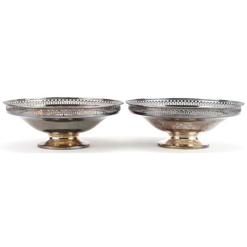 175 - Elkington & Co, pair of George V circular silver bonbon dishes with pierced rims, Birmingham 1922, 1... 